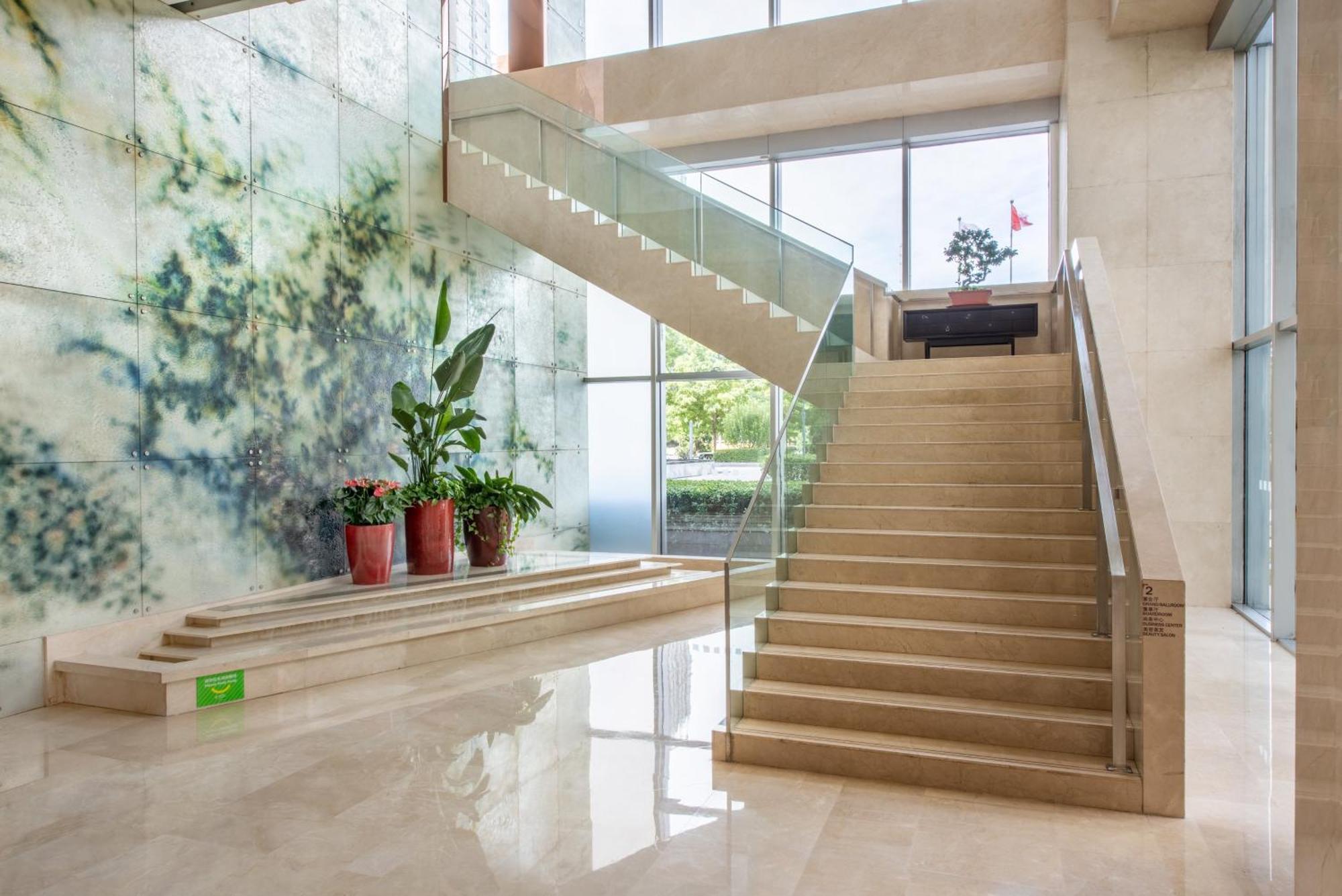Holiday Inn Beijing Focus Square By Ihg Экстерьер фото